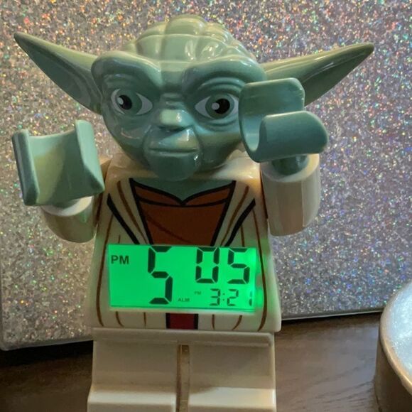HOST PICK July 2022 - 2010 Yoda Lego Alarm Clock ⏰ GLOWS! Battery operated - Picture 10 of 11